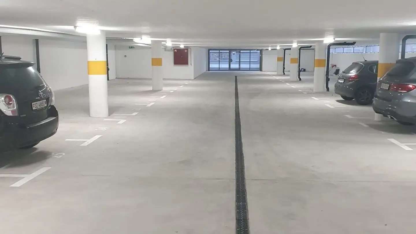 Place de parking extérieure à louer - Seewenstrasse 6, 6440 Brunnen
