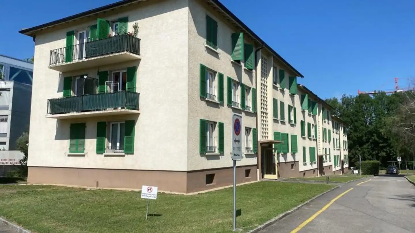 Outdoor motorbike parking space for rent - Avenue de Bel-Air 37, 1225 Chêne-Bourg