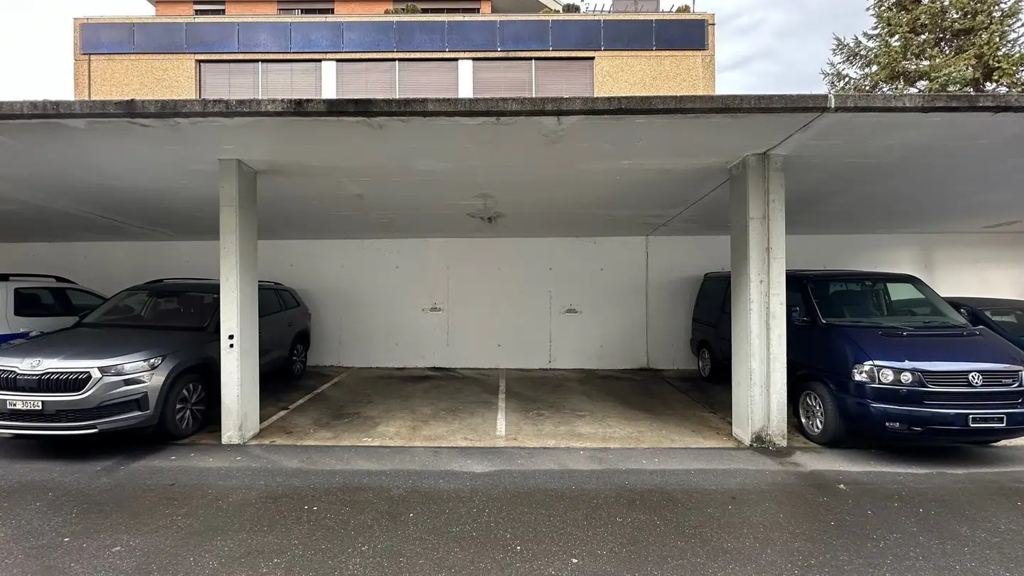 Place de parking couverte à louer - Breitenweg 10, 6370 Stans