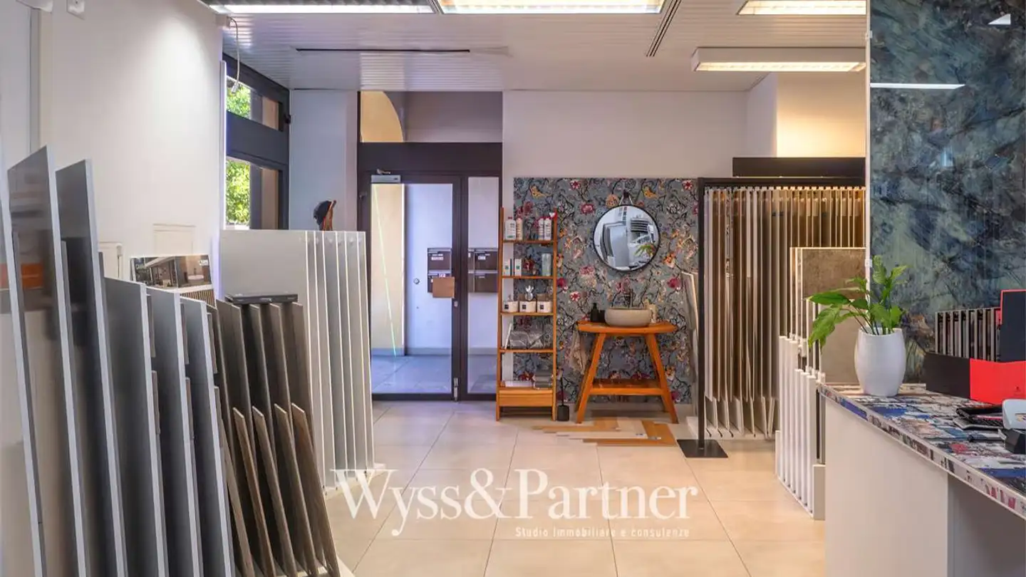 Office space for rent - 6600 Muralto - Photo 2