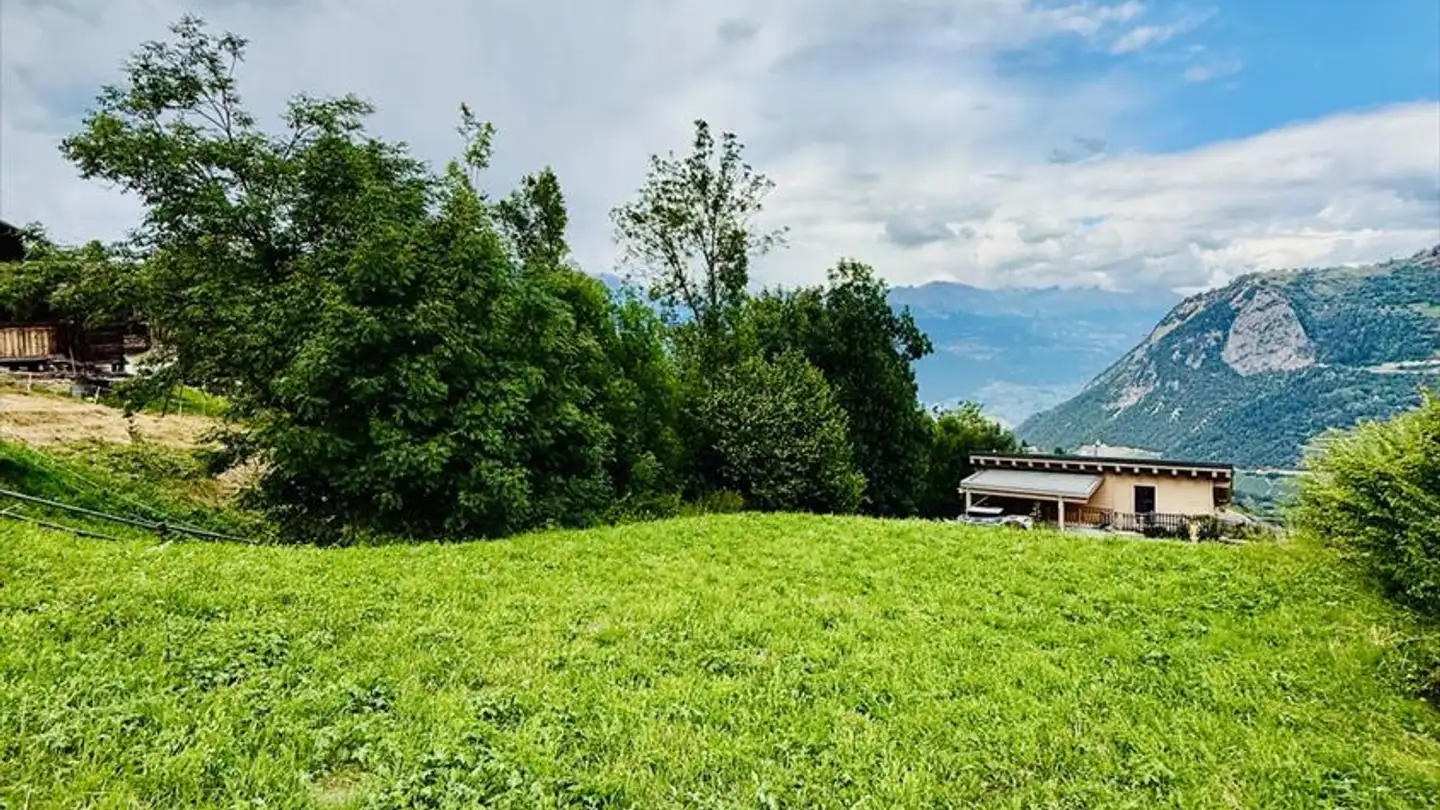 Constructible plot for sale - 1981 Vex