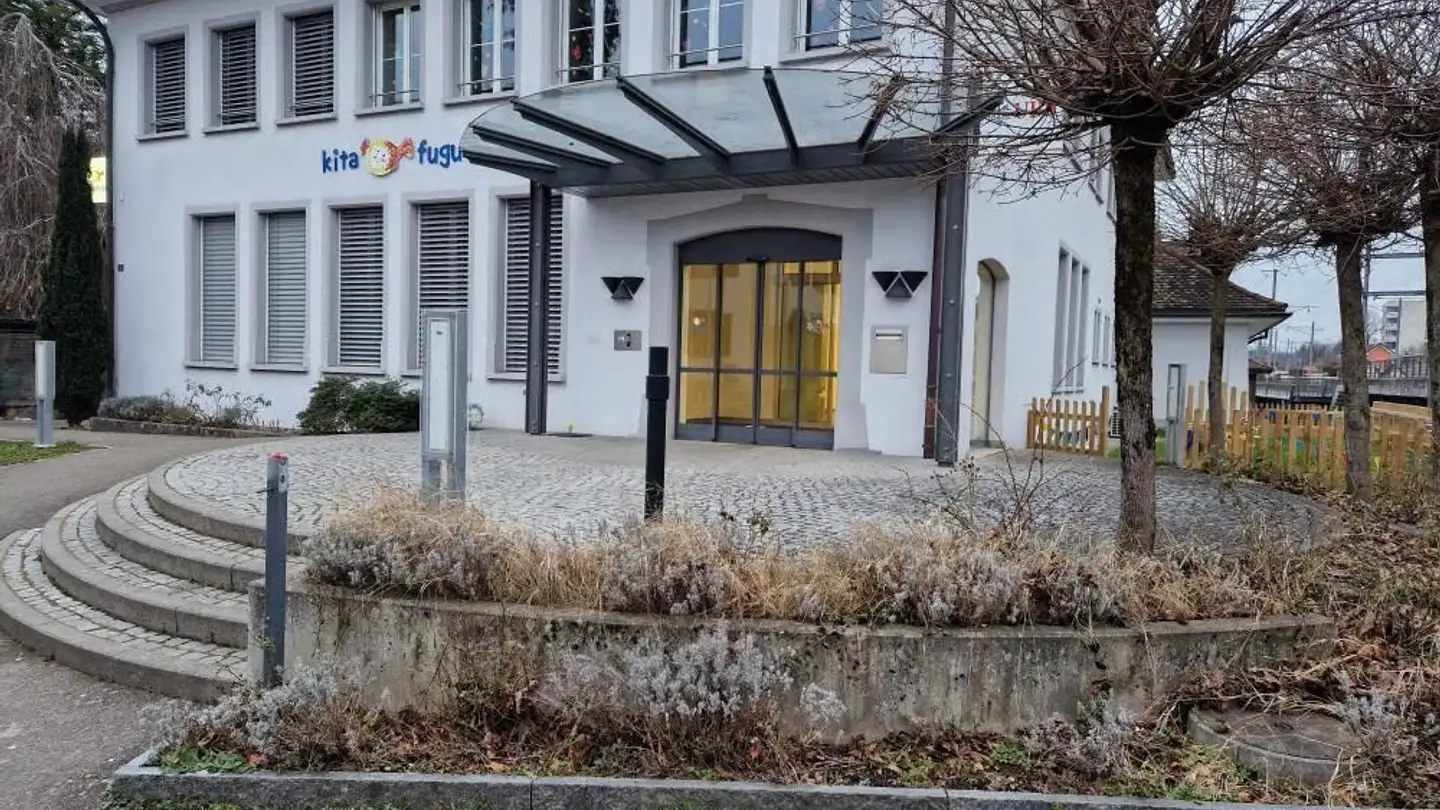 Place de parking extérieure à louer - Bahnhofstrasse 5, 8630 Rüti ZH