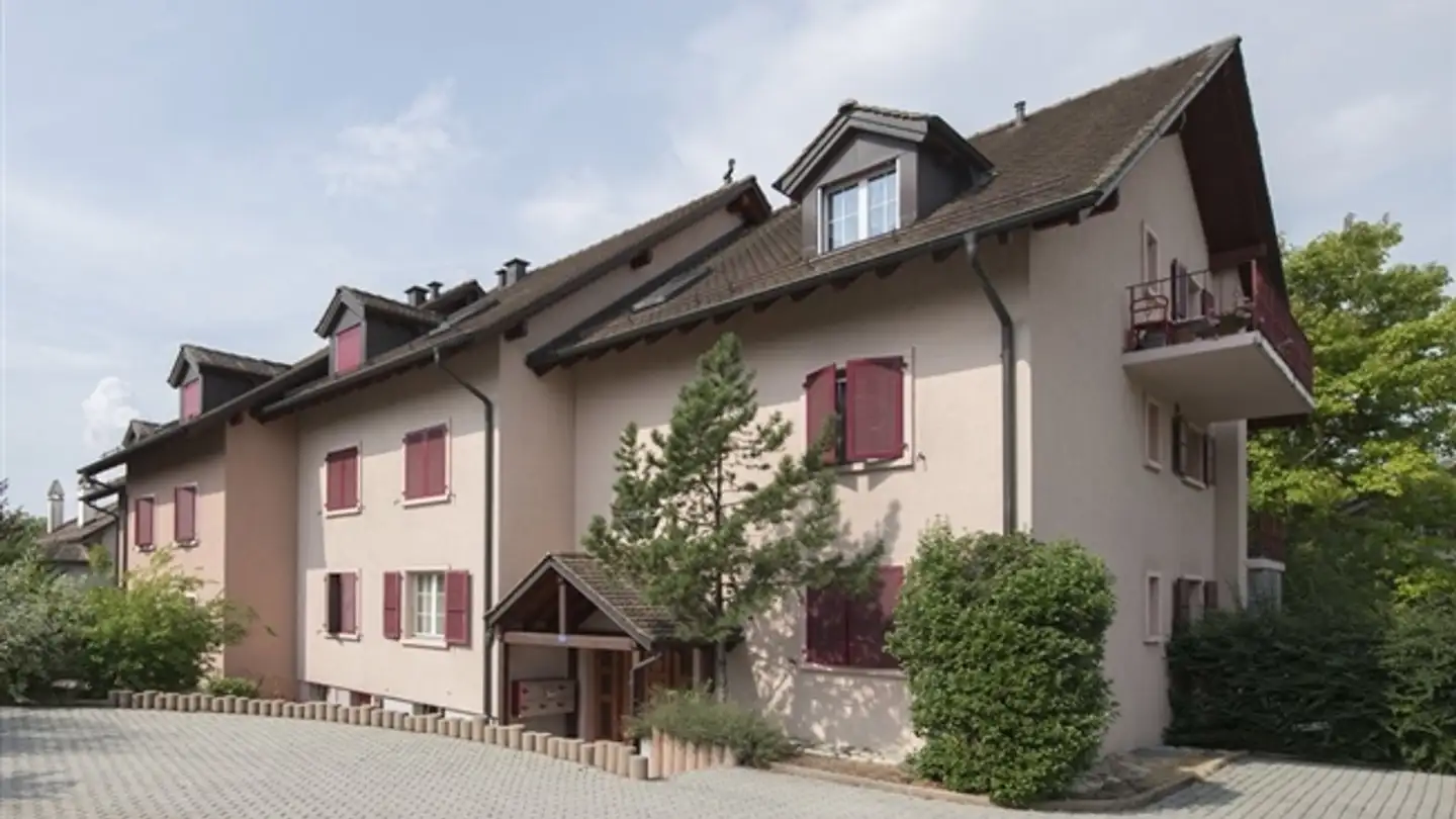 Outdoor parking space for rent - 1291 Commugny