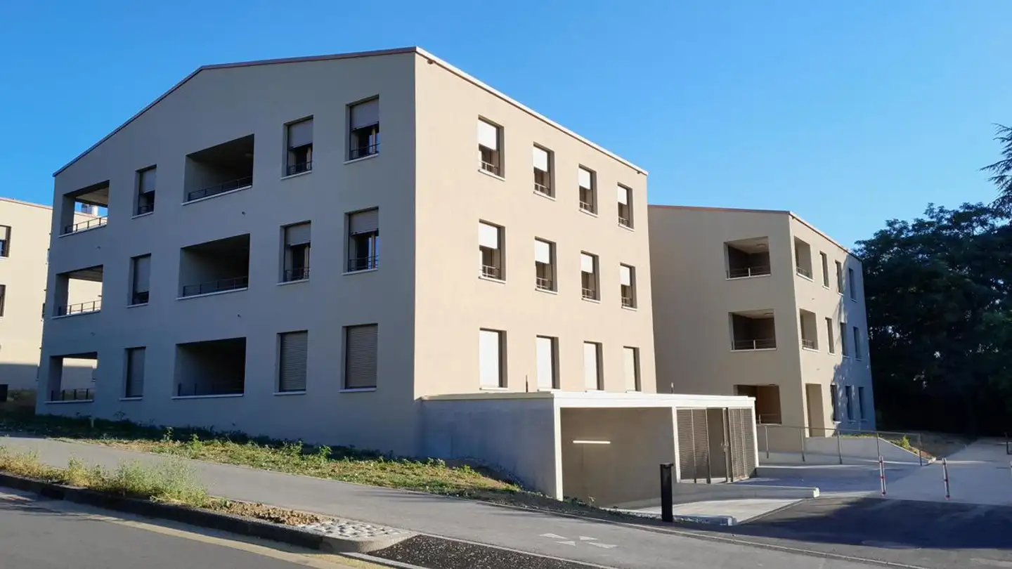 Place de parking couverte à louer - Route De La Gare-De-Satigny 70, 1242 Satigny