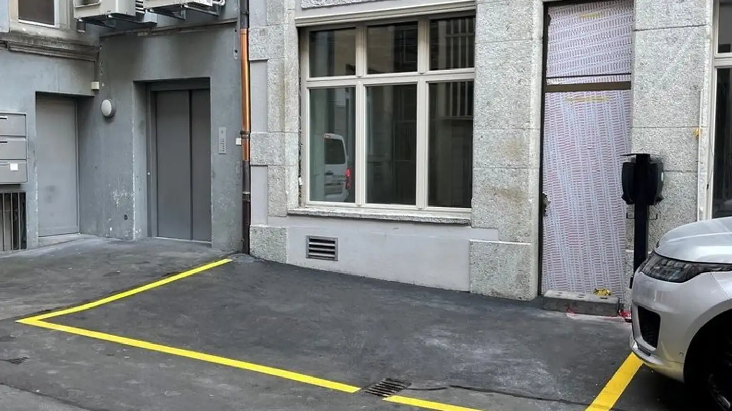 Place de parking extérieure à louer - Löwenstrasse 32, 8001 Zürich