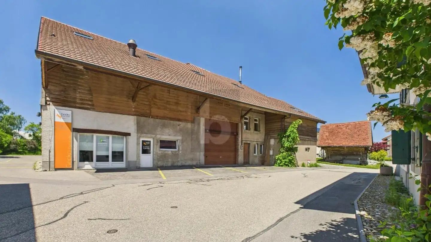 Mixed-use building for sale - 1062 Sottens