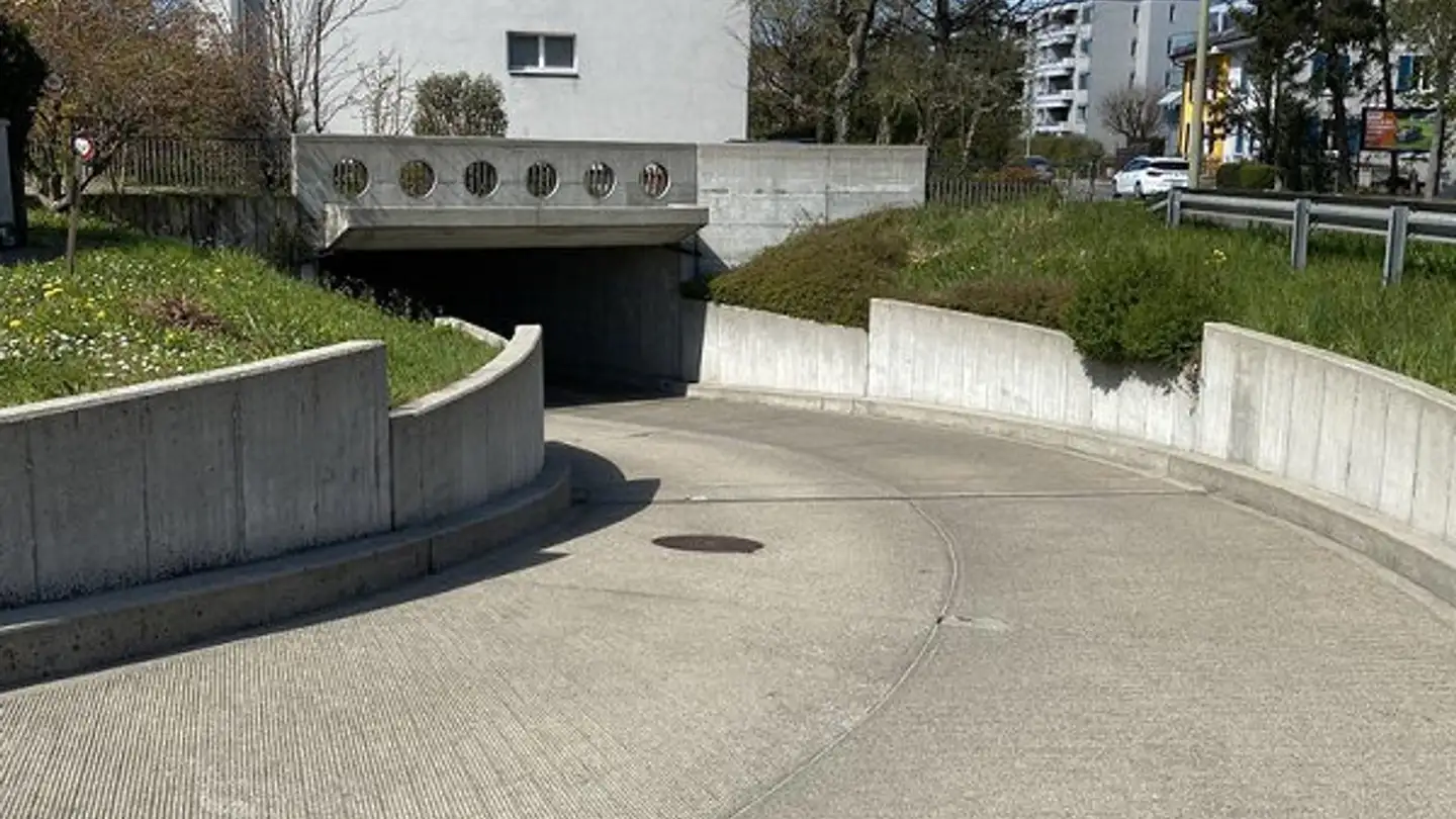 Place de parking souterraine à louer - In Der Dorfmatt 1, 4132 Muttenz