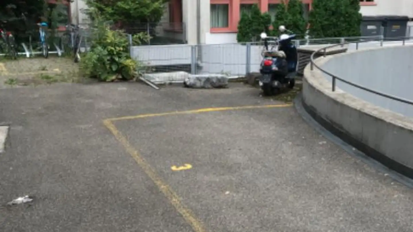 Place de parking extérieure à louer - Zurlindenstrasse 84, 8003 Zürich