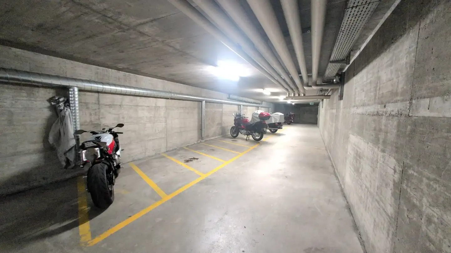 Überdachter Motorradparkplatz mieten - Avenue Du Grand-Champsec 20a, 1950 Sion - Foto 4
