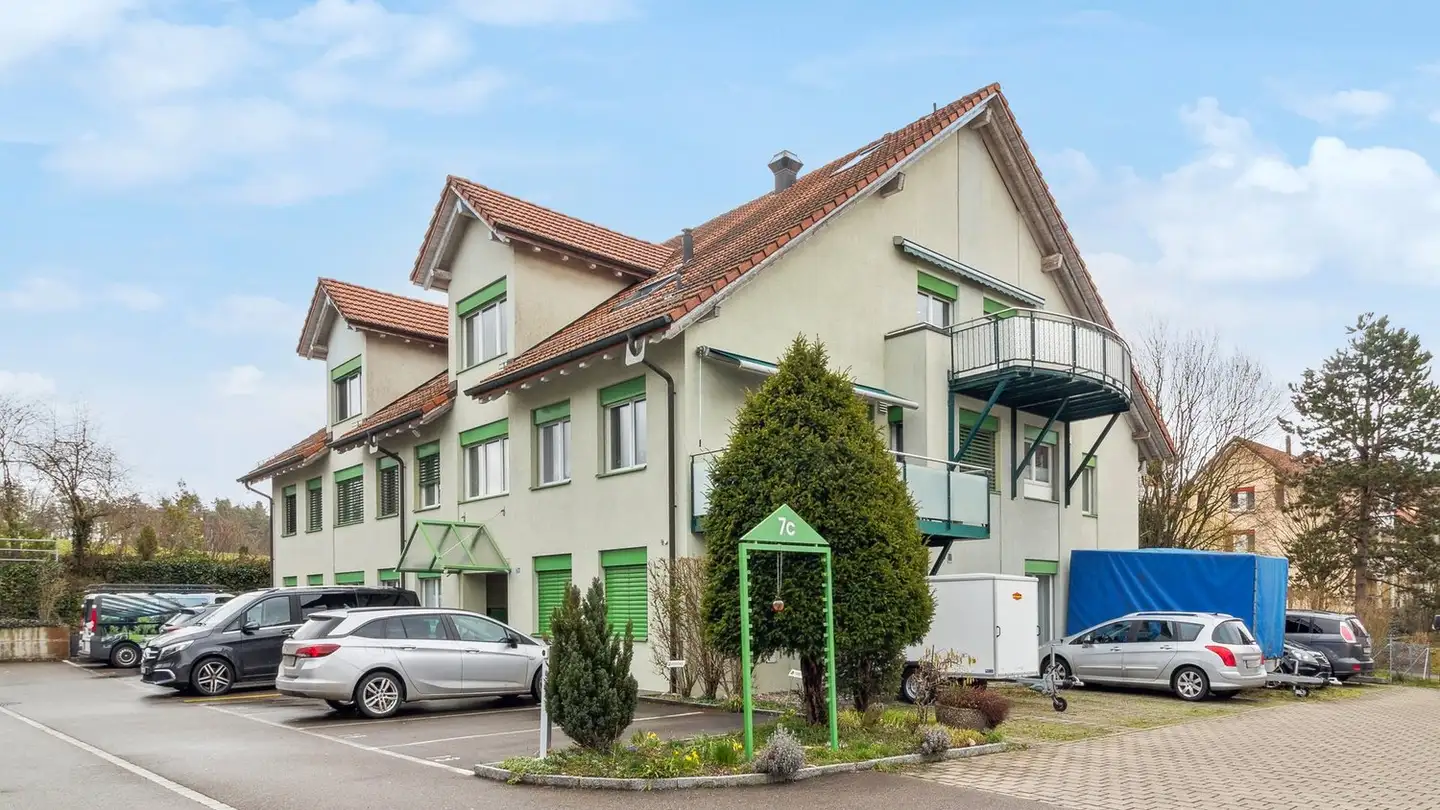 Outdoor parking space for rent - 8444 Henggart