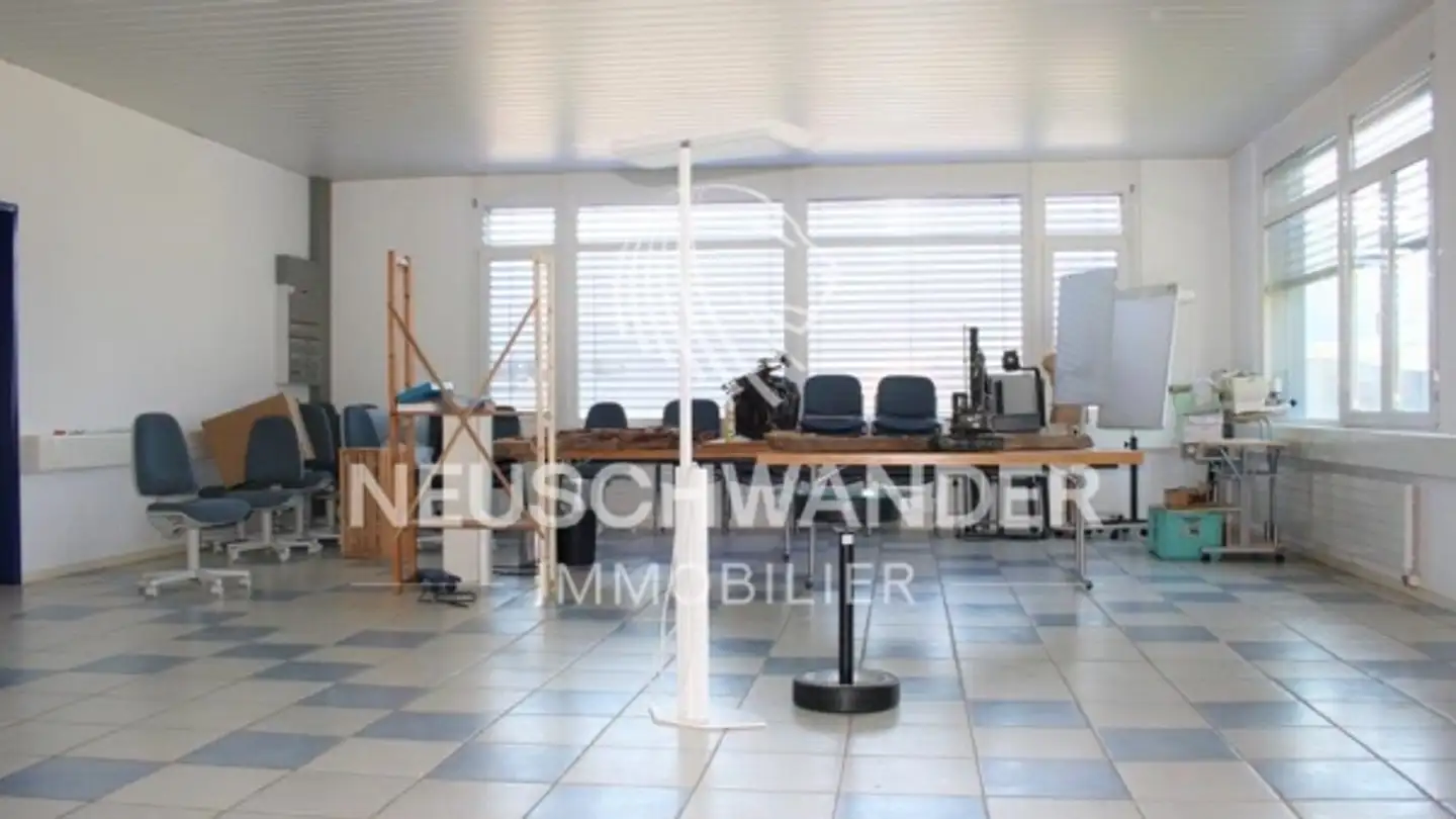 Commercial for rent - 2855 Glovelier - Photo 2