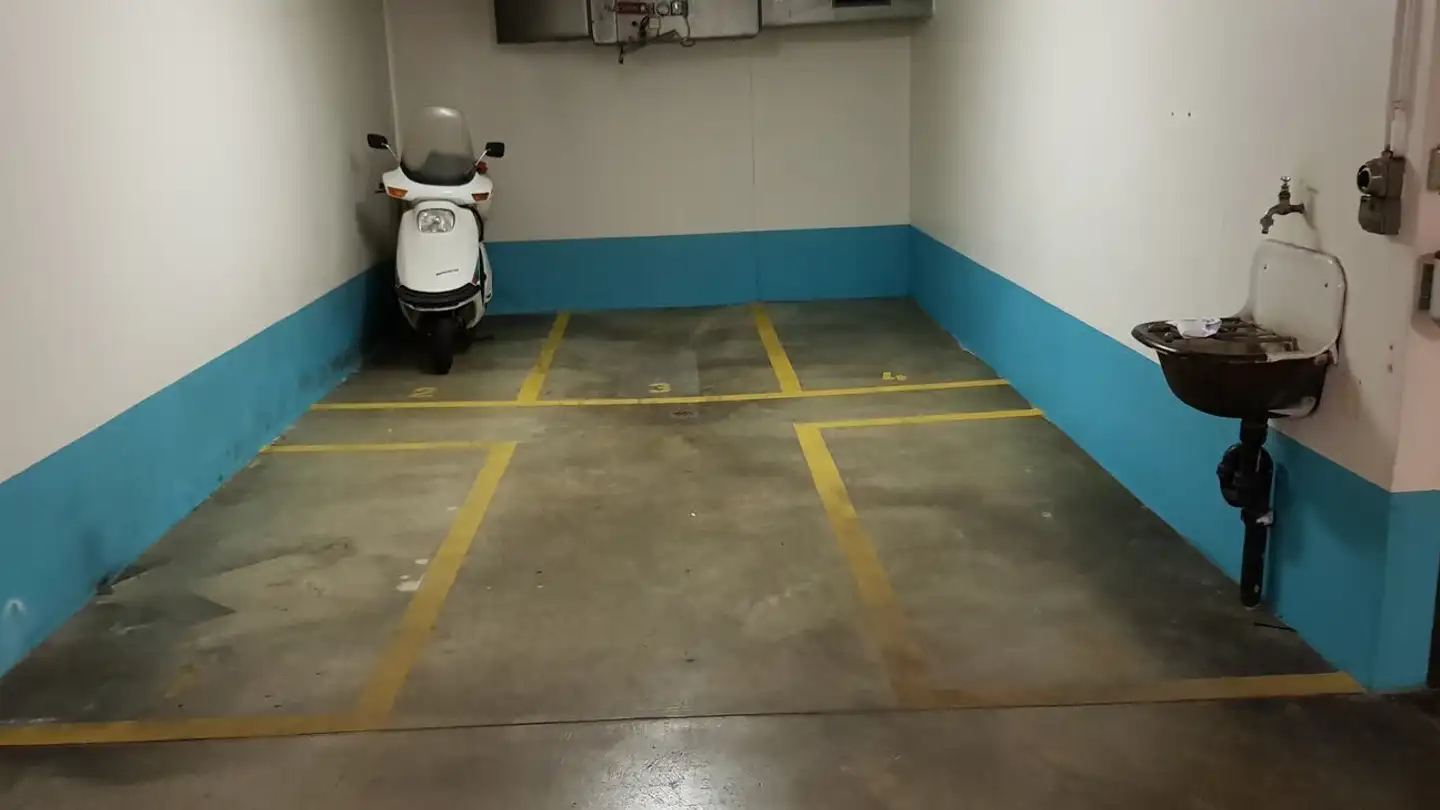 Place de parking intérieure pour moto à louer - Gerenstrasse 27, 8105 Regensdorf