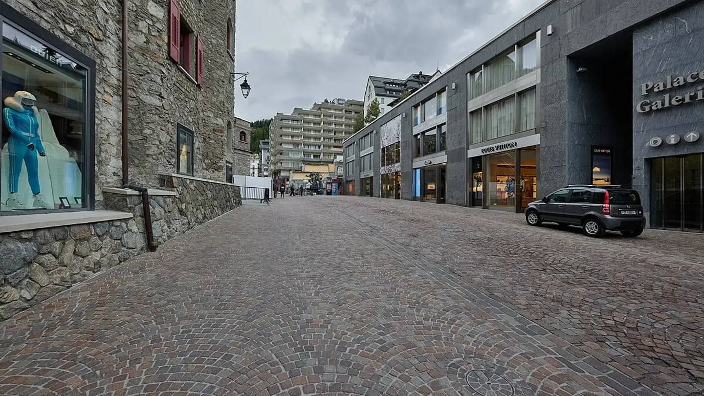 Shop for rent - 7500 St. Moritz