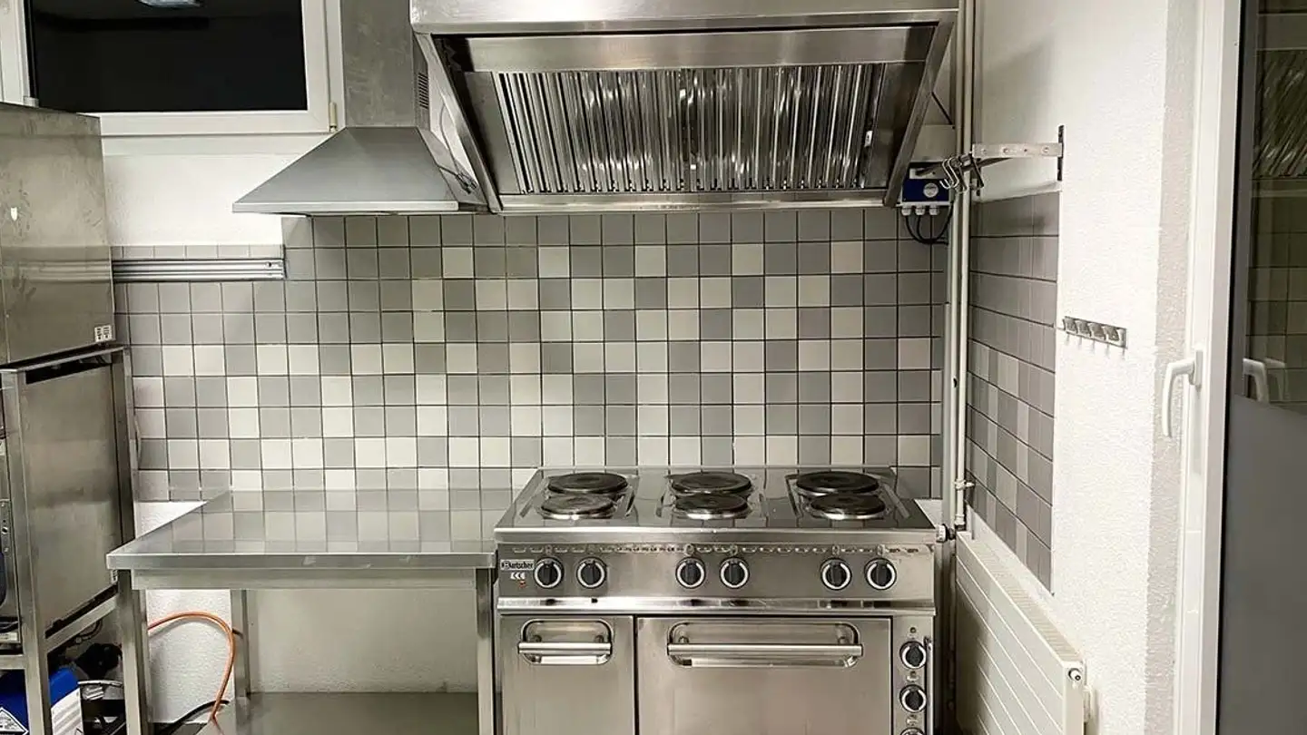 Restaurant à louer - Isenrietstrasse 1a, 8617 Mönchaltorf