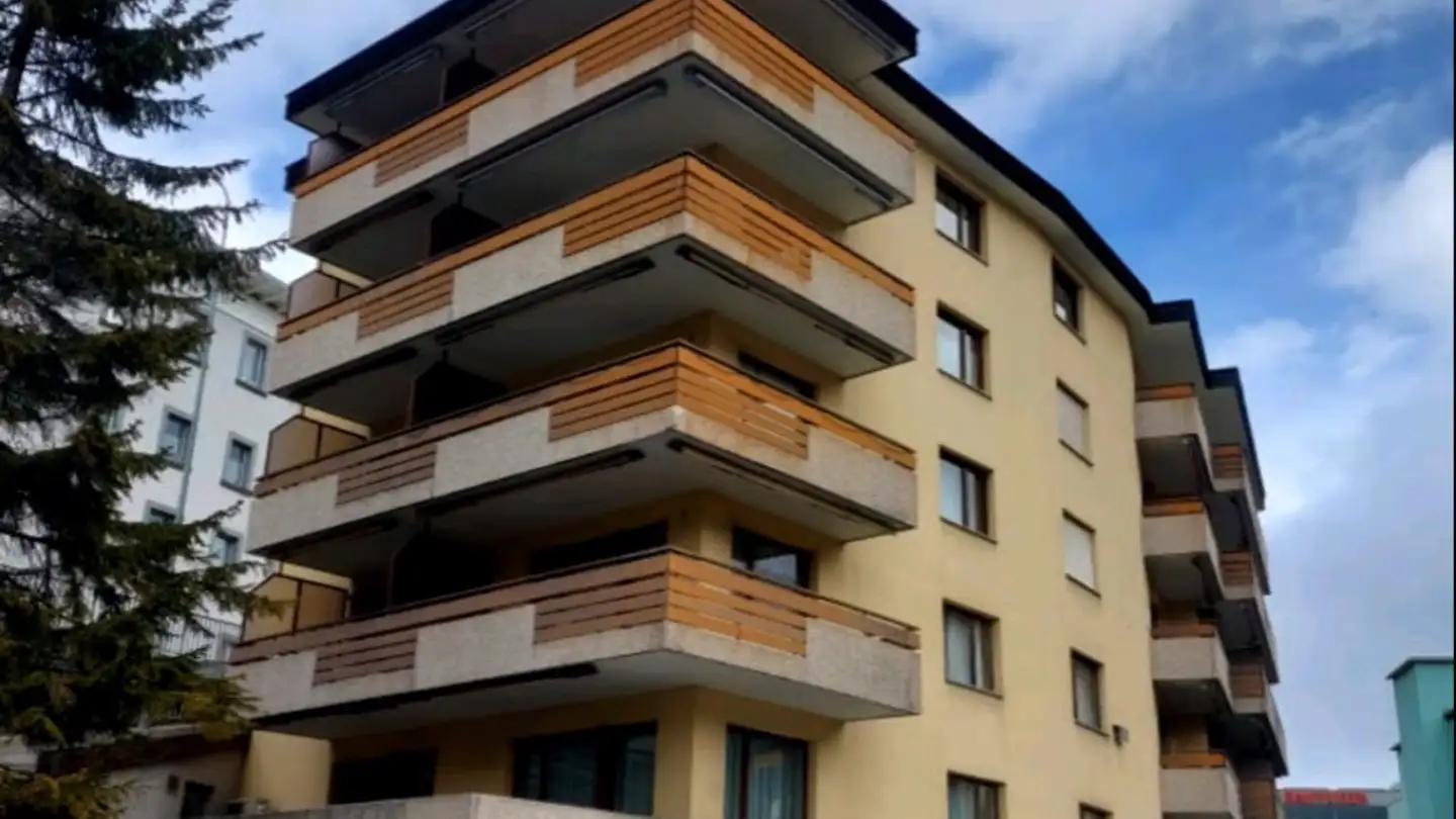 Place de parking extérieure à louer - Promenade 73, 7270 Davos Platz
