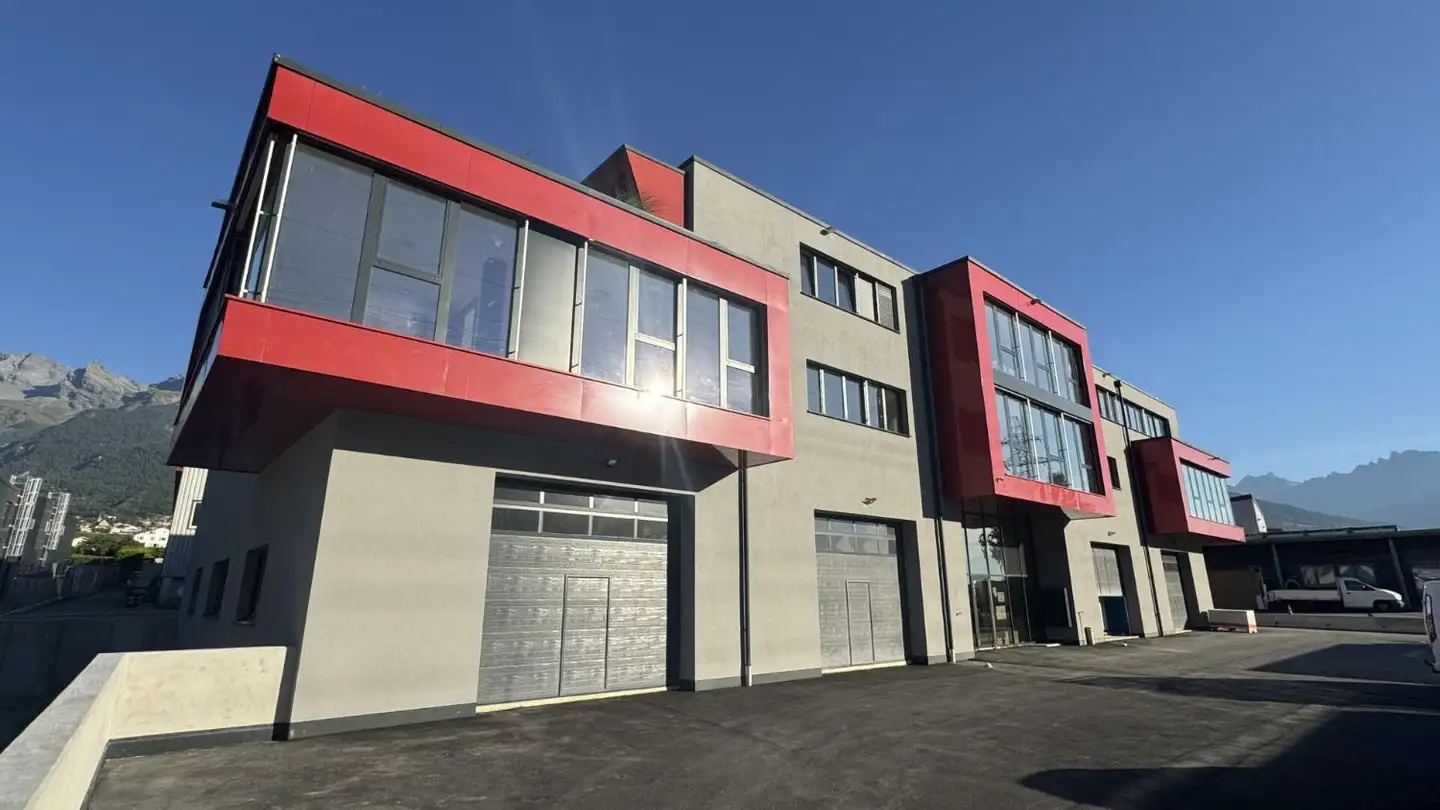 Outdoor parking space for rent - Zone Industrielle Les Combes 6, 1955 St-Pierre-de-Clages - Photo 4