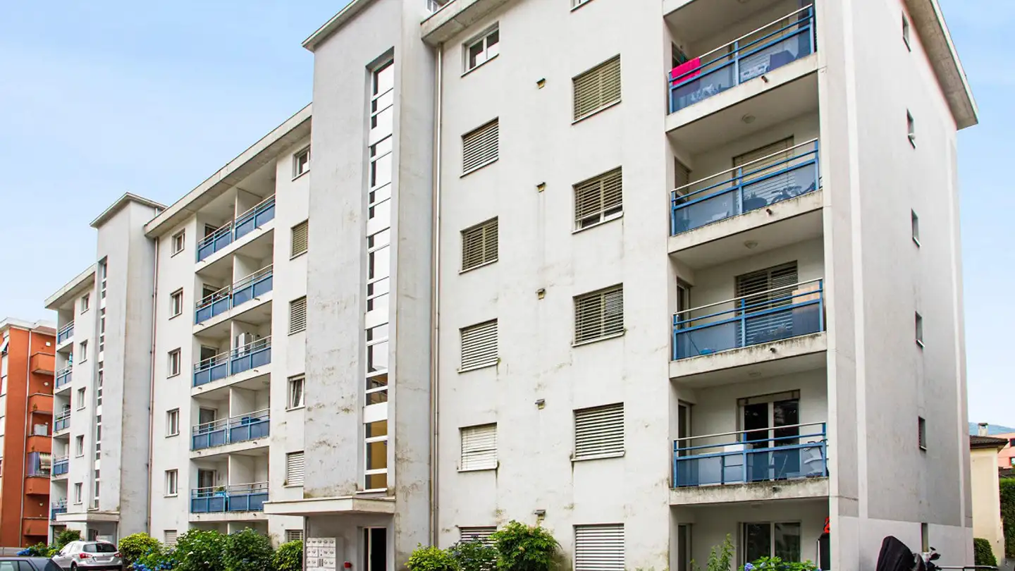 Outdoor parking space for rent - 6600 Locarno