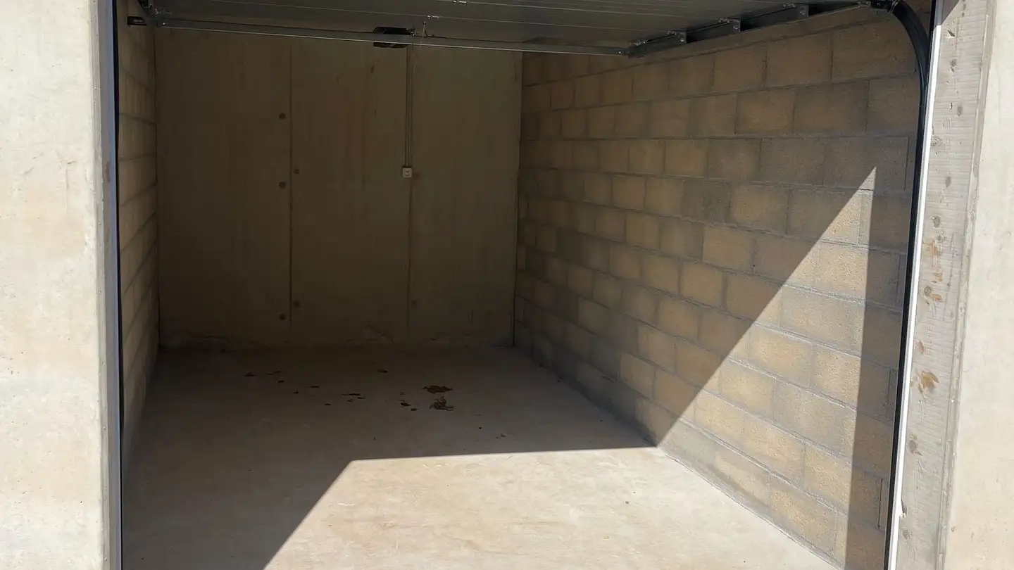 Single garage for rent - Rue Guillemette De Vergy 3, 2053 Cernier - Photo 3