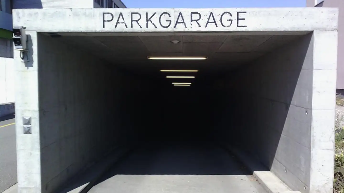 Indoor motorbike parking space for rent - Luegislandstrasse, 8051 Zürich
