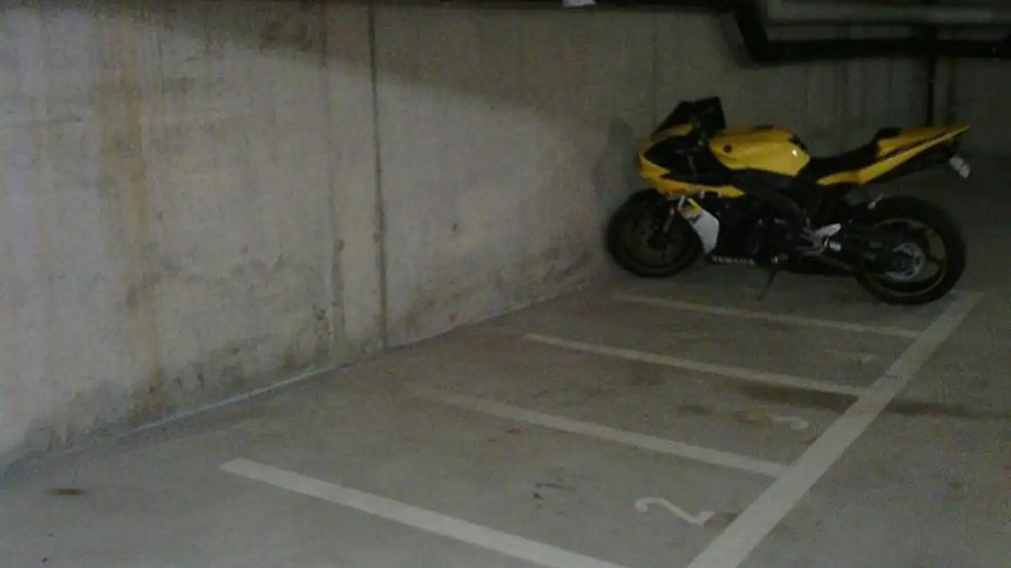 Indoor motorbike parking space for rent - Luegislandstrasse, 8051 Zürich - Photo 2