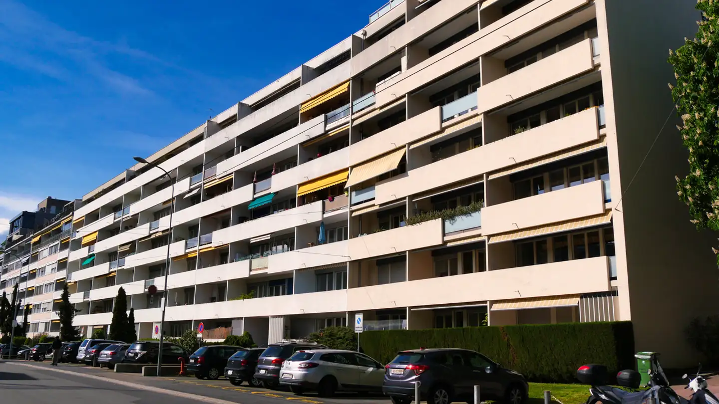 Place de parking extérieure à louer - Chemin Des Crêts-De-Champel 17, 1206 Genève