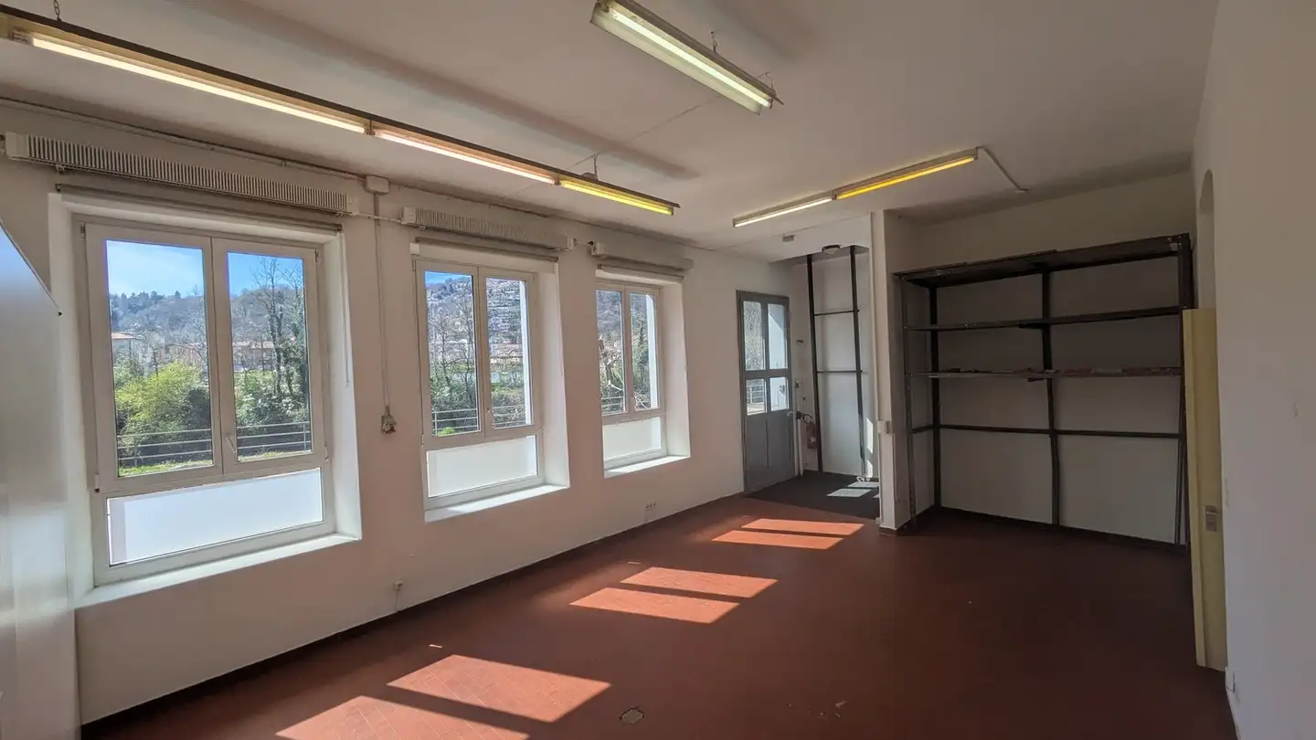 Commercial à louer - Lungo Tresa 30, 6988 Ponte Tresa