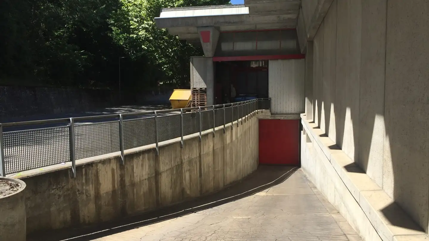Place de parking intérieure pour moto à louer - Schinerstrasse 16, 3900 Brig - Photo 3