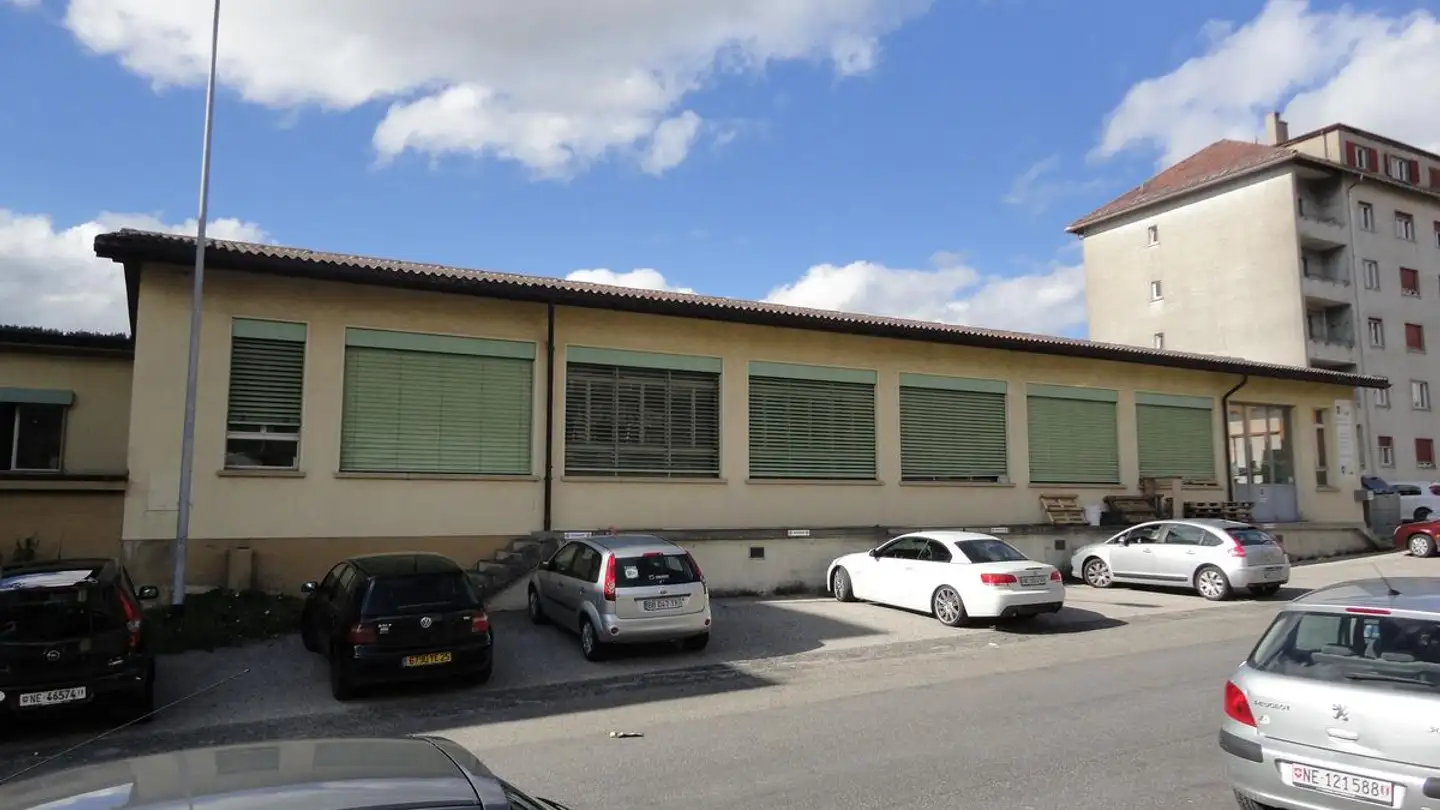 Place de parking extérieure à louer - Rue Du Commerce 111, 2300 La Chaux-de-Fonds