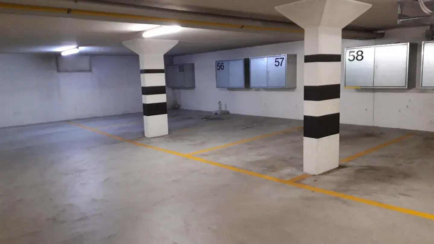 Tiefgaragenstellplatz mieten - Riedwiesen 2, 8603 Schwerzenbach