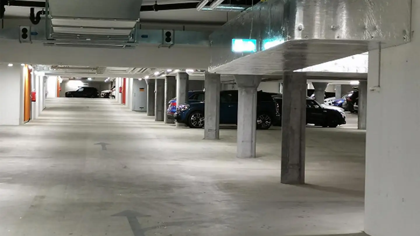 Place de parking souterraine à louer - Löwenstrasse 7, 8133 Esslingen