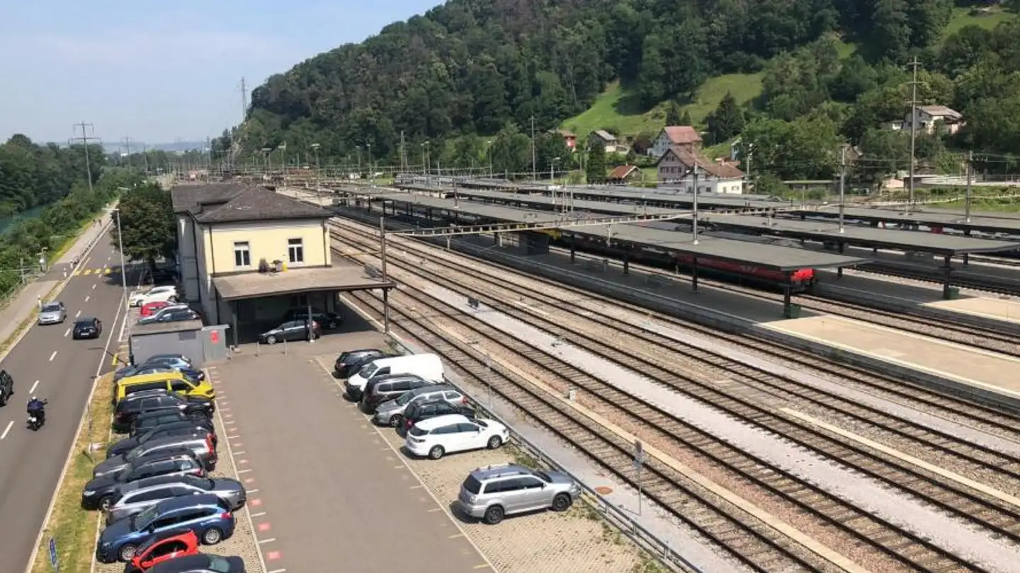 Place de parking extérieure à louer - Ziegelbrückstrasse 121, 8866 Ziegelbrücke