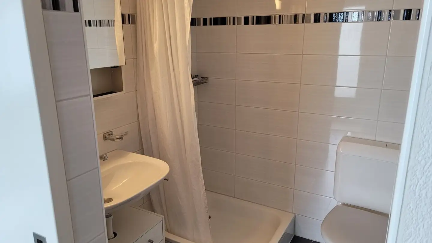 Apartment for rent - Schnydersweg, 1794 Salvenach - Photo 4