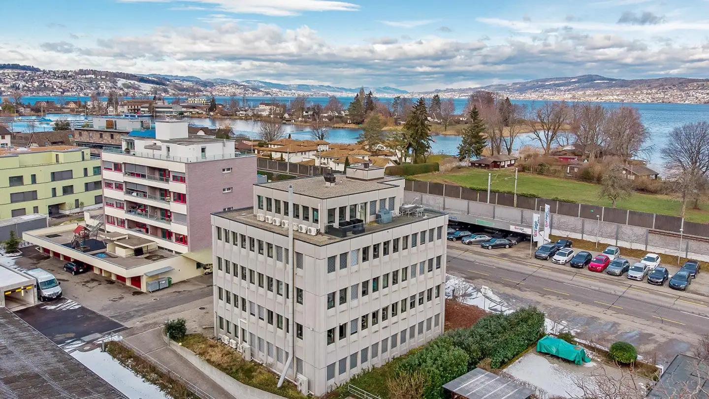 Tiefgaragenstellplatz mieten - Kantonsstrasse 14, 8807 Freienbach