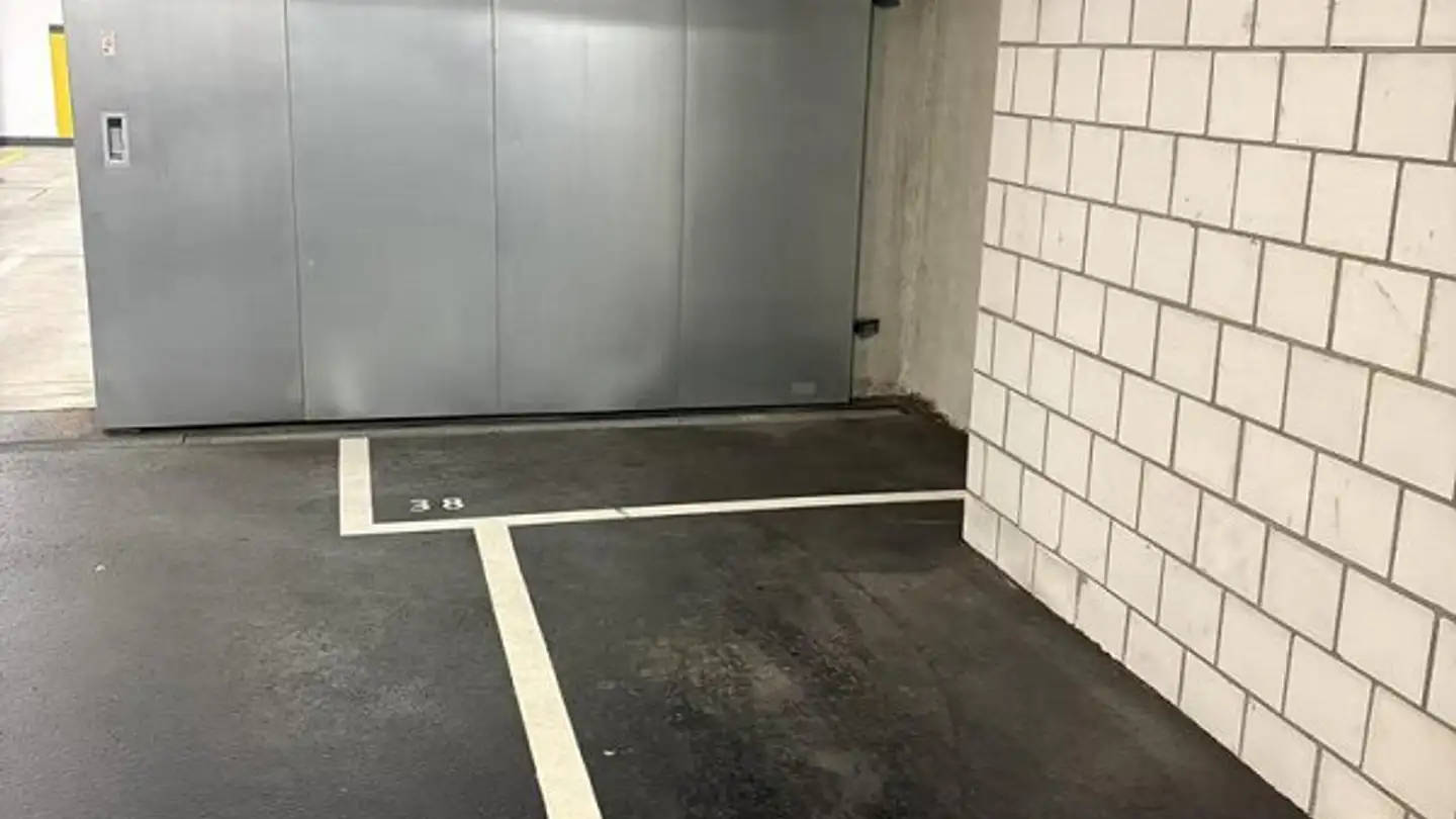Überdachter Motorradparkplatz mieten - 5400 Baden