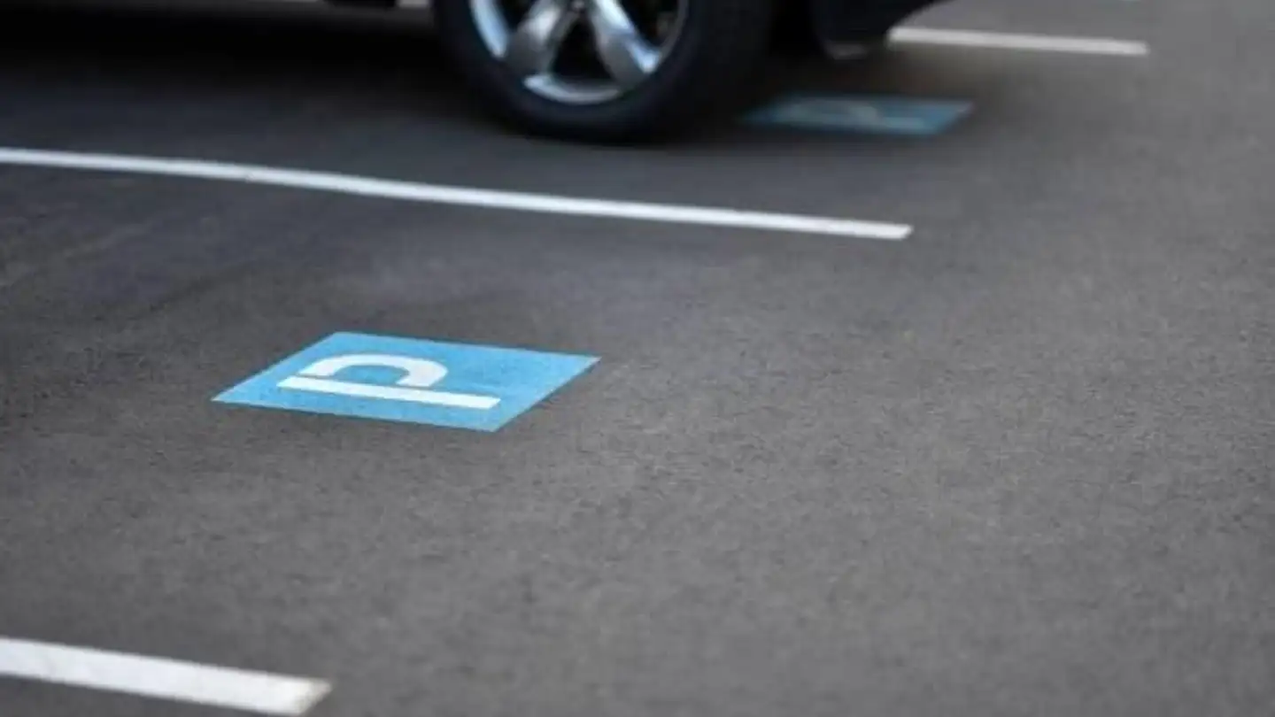 Place de parking extérieure à louer - 8125 Zollikerberg
