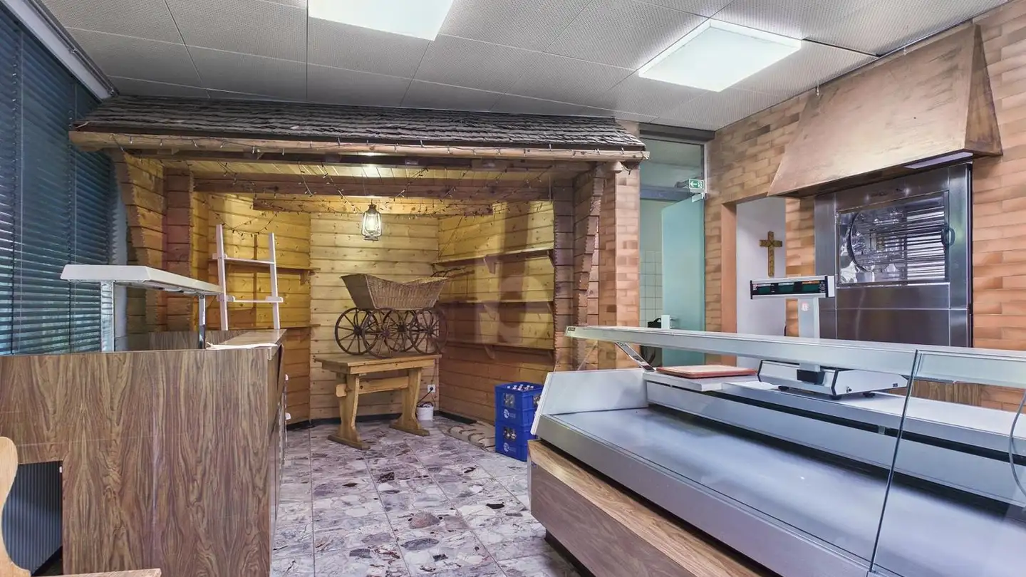 Shop for sale - 3954 Leukerbad - Photo 2