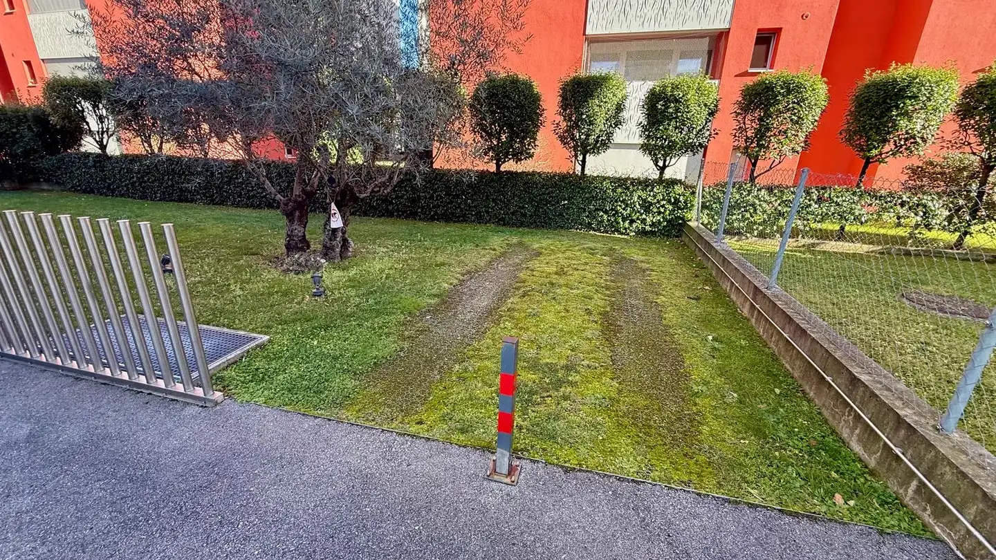 Outdoor parking space for rent - Via Vincenzo D'alberti 5a, 6600 Muralto - Photo 2