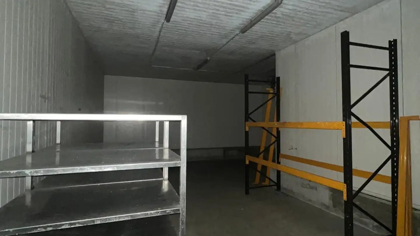 Commercial à louer - Badenerstrasse 4, 8104 Weiningen ZH