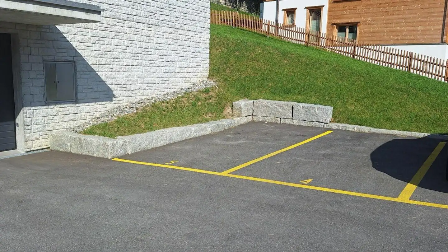 Place de parking extérieure à louer - Bahnhofstrasse 9, 7247 Saas im Prättigau