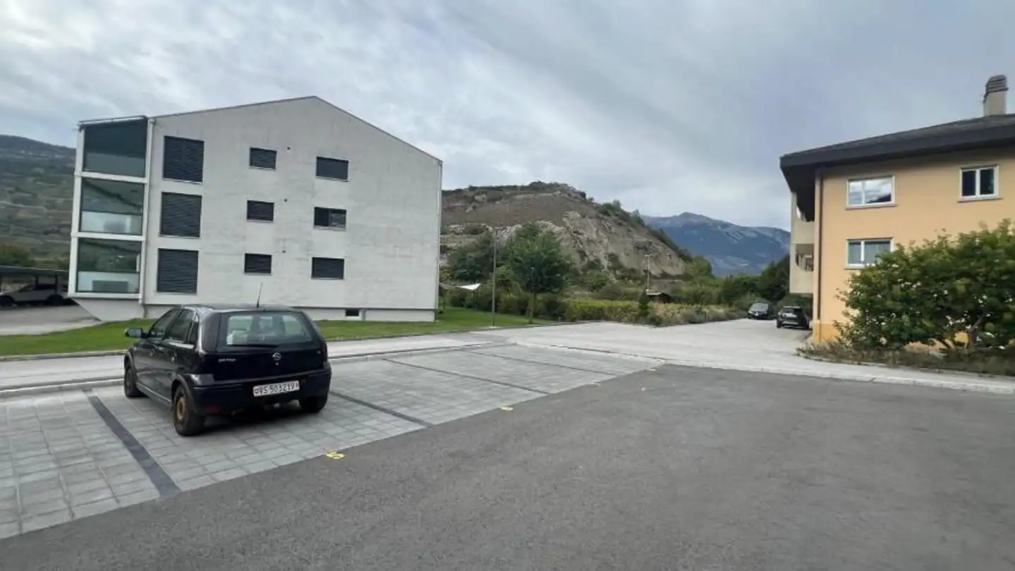 Place de parking extérieure à louer - Impasse du Rhonett 18, 3966 Chalais