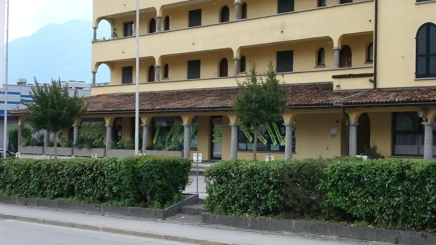 Spazio ufficio in vendita - Via Locarno 58, 6616 Losone - Photo 2