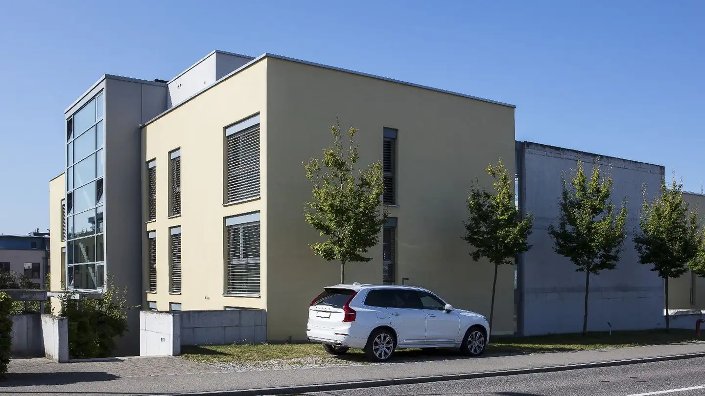Place de parking intérieure pour moto à louer - Mellingerstrasse 11, 5443 Niederrohrdorf