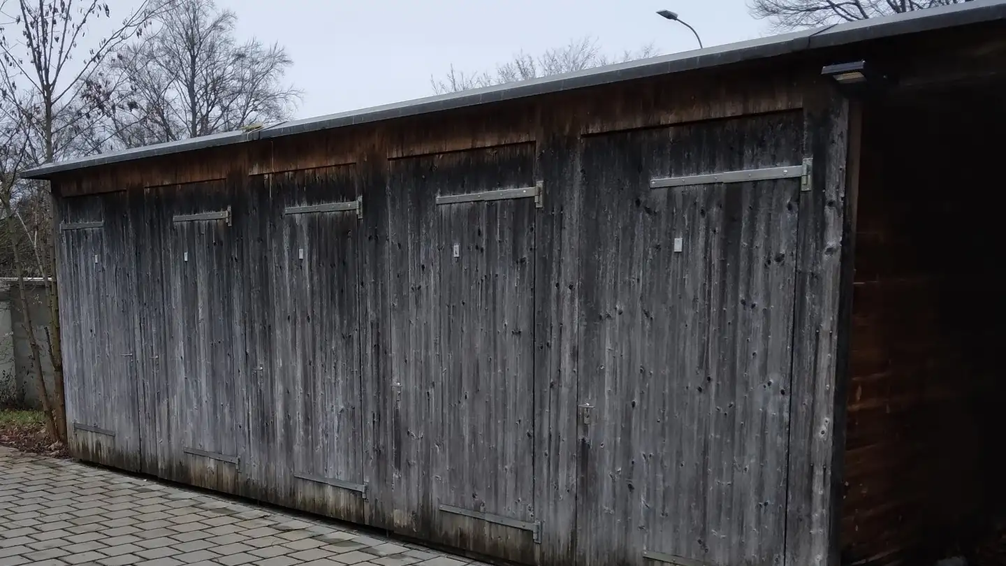 Indoor motorbike parking space for rent - Schweizerhofweg 2, 8212 Neuhausen am Rheinfall