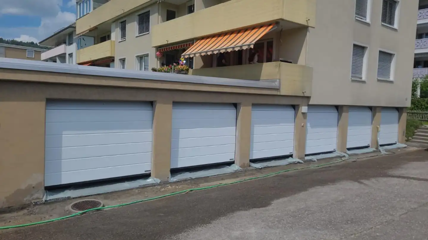 Place de parking extérieure à louer - Lindenackerstrasse 8, 9602 Bazenheid