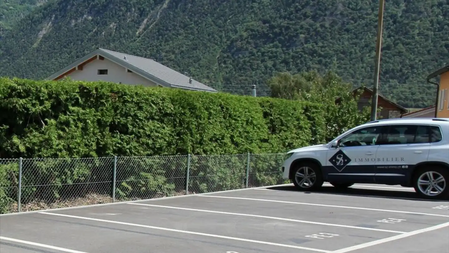 Outdoor parking space for rent - Route Du Simplon 55, 1958 St-Léonard - Photo 2