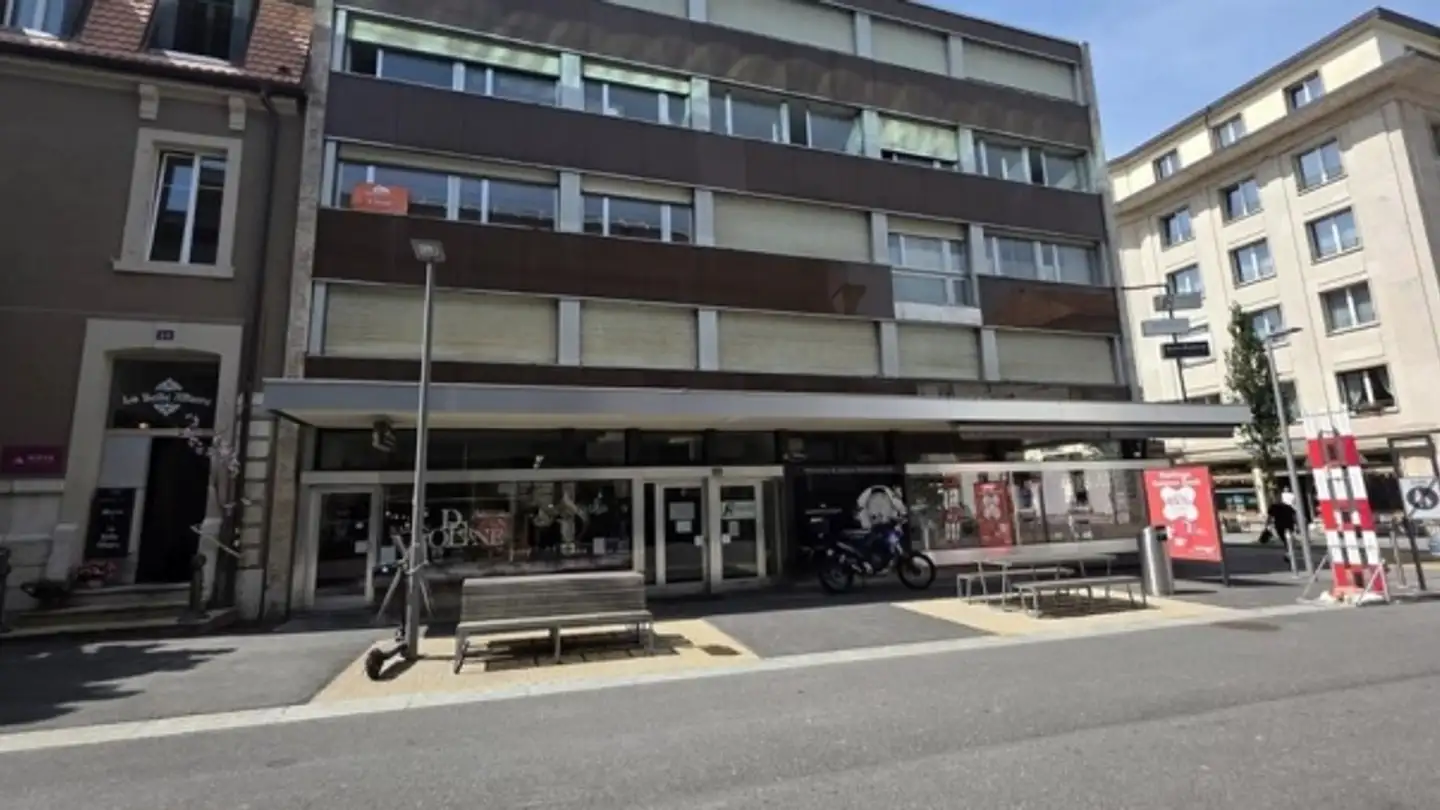Mixed-use building for rent - Rue Daniel-Jean Richard 22, 2300 La Chaux-de-Fonds