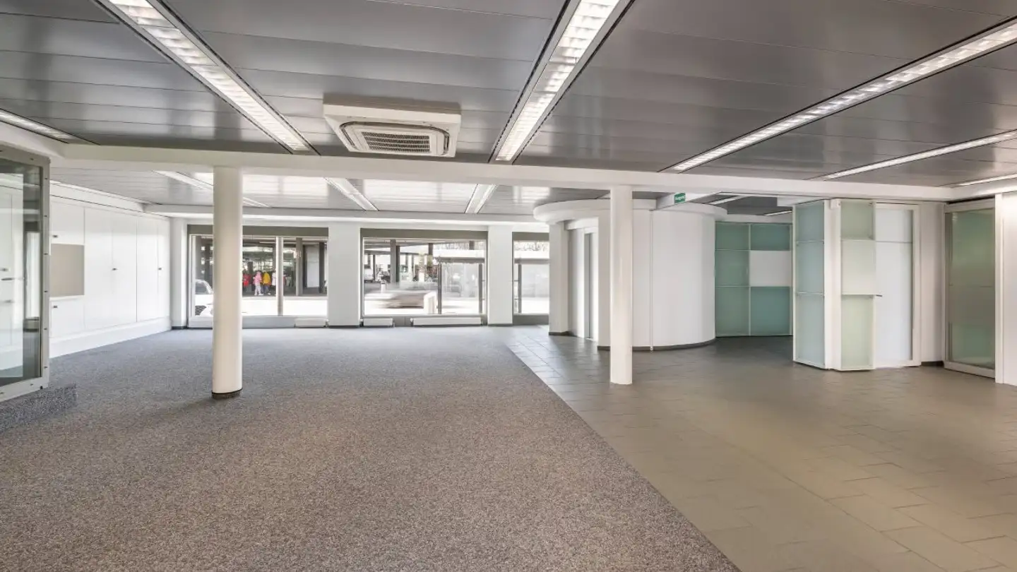 Commercial à louer - Bahnhofstrasse 1, 4133 Pratteln