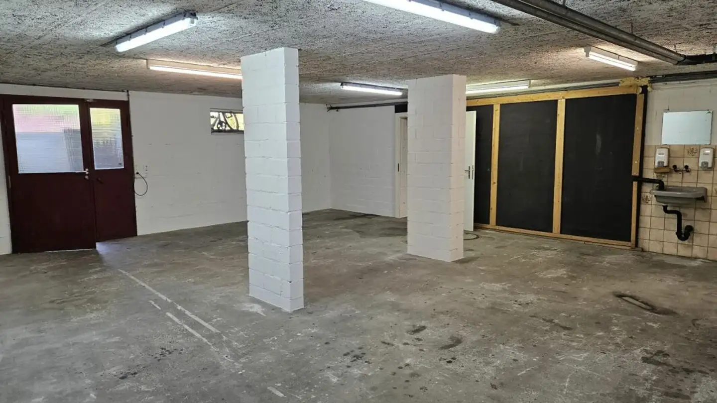 Grand magasin à louer - Auf Der Bürglen 5, 8627 Grüningen