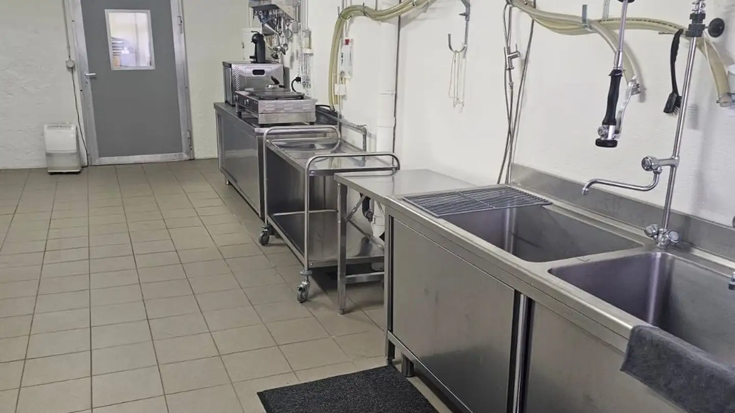 Commercial for rent - 5643 Sins