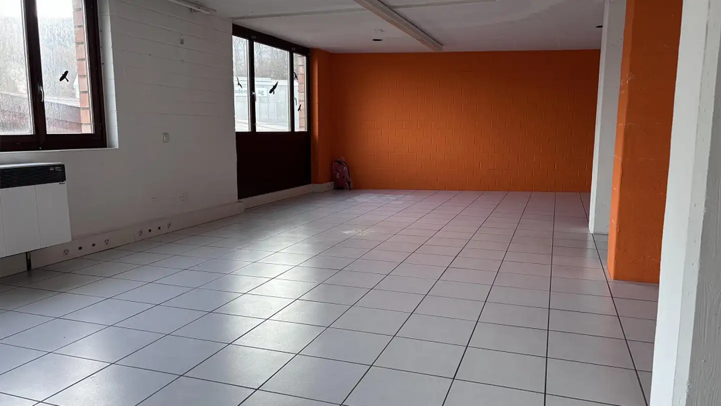 Commercial à louer - Gempenstrasse 42a, 4143 Dornach